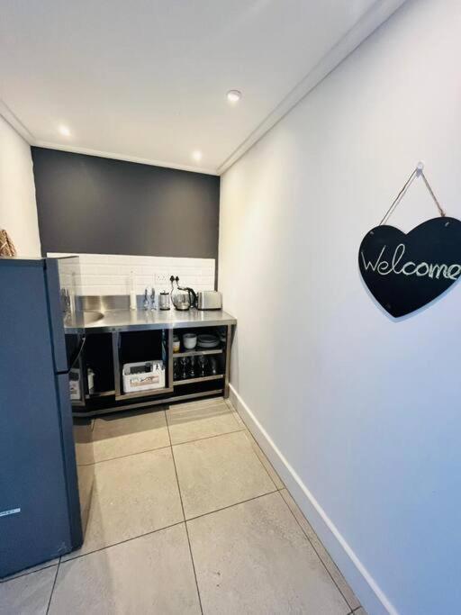 Central Modern Studio Apartment, Hermanus Waterfront Exterior foto