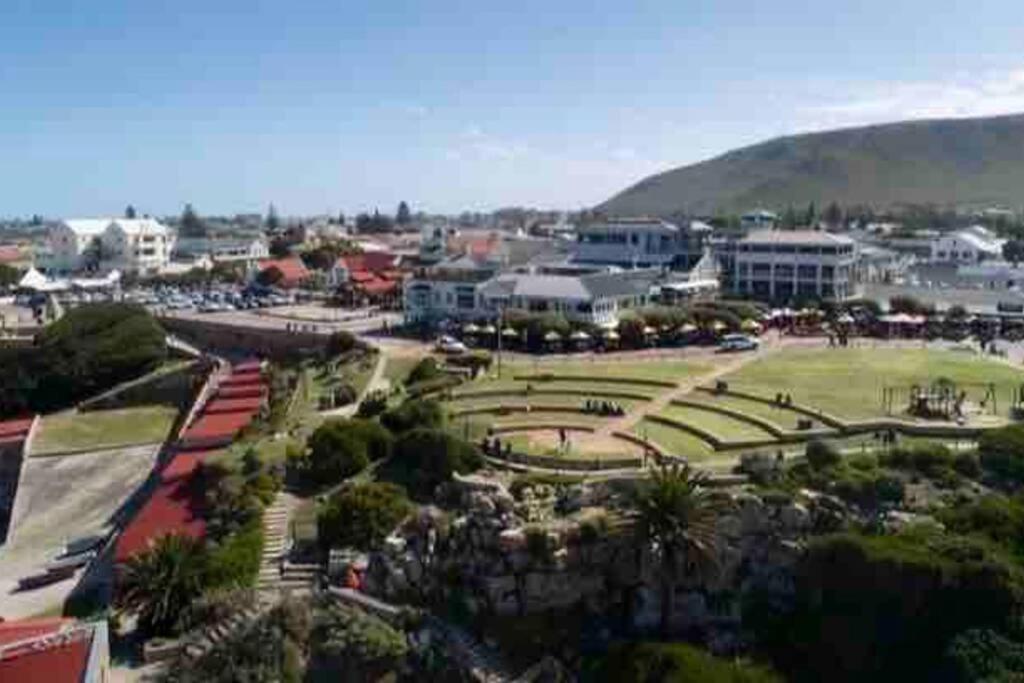 Central Modern Studio Apartment, Hermanus Waterfront Exterior foto